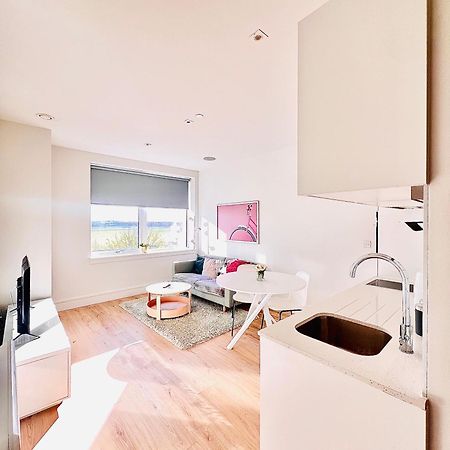 Luxx Apartment & Suites, London Heathrow Airport, Terminal 4, Piccadilly Underground Train Station Nearby! Hillingdon Exterior foto