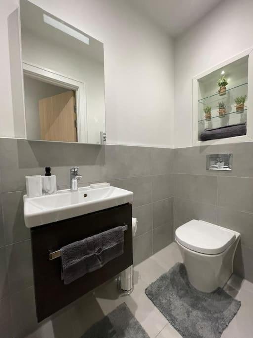 Luxx Apartment & Suites, London Heathrow Airport, Terminal 4, Piccadilly Underground Train Station Nearby! Hillingdon Exterior foto