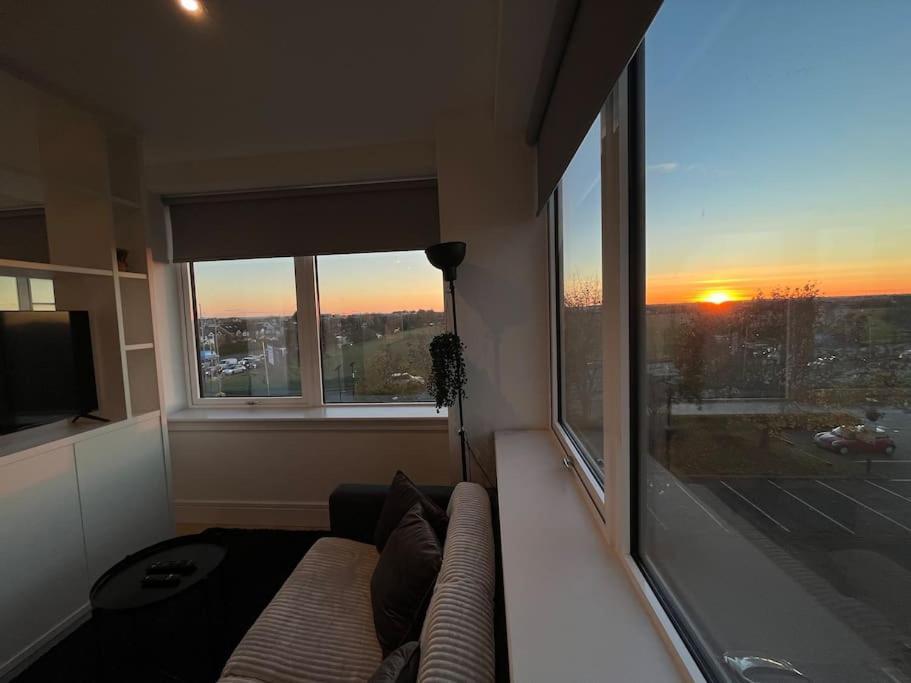 Luxx Apartment & Suites, London Heathrow Airport, Terminal 4, Piccadilly Underground Train Station Nearby! Hillingdon Exterior foto