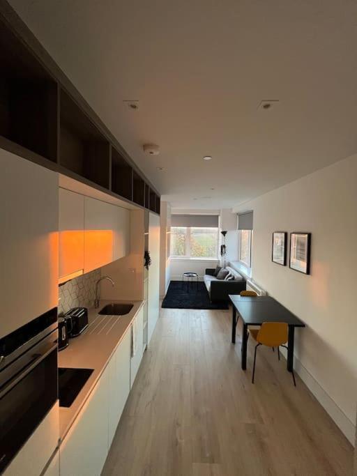 Luxx Apartment & Suites, London Heathrow Airport, Terminal 4, Piccadilly Underground Train Station Nearby! Hillingdon Exterior foto