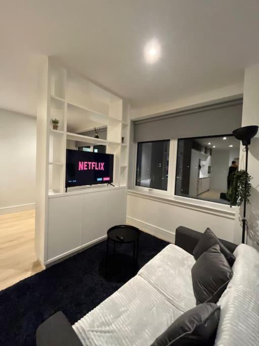 Luxx Apartment & Suites, London Heathrow Airport, Terminal 4, Piccadilly Underground Train Station Nearby! Hillingdon Exterior foto