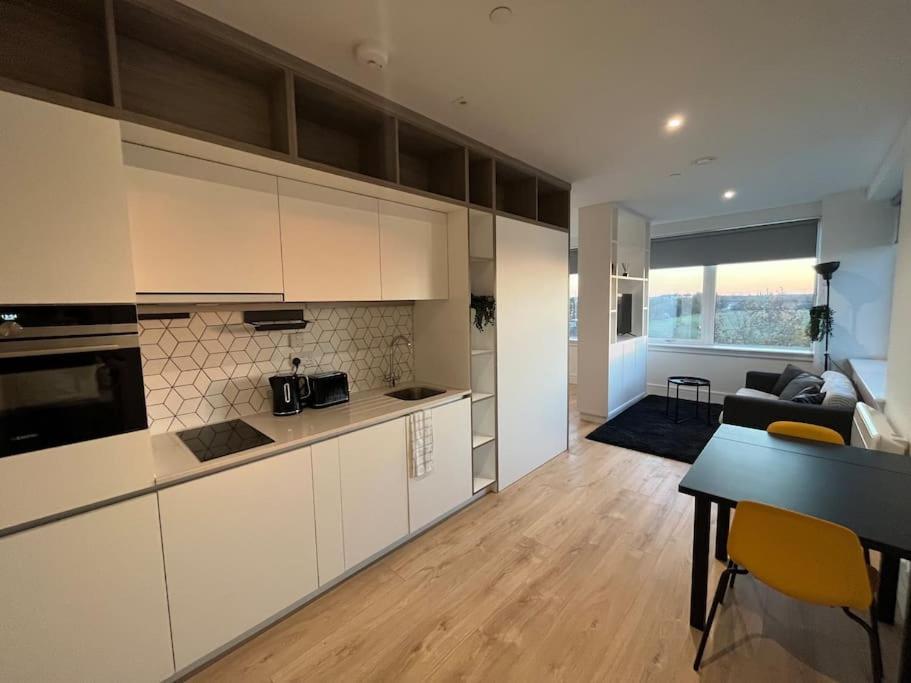 Luxx Apartment & Suites, London Heathrow Airport, Terminal 4, Piccadilly Underground Train Station Nearby! Hillingdon Exterior foto