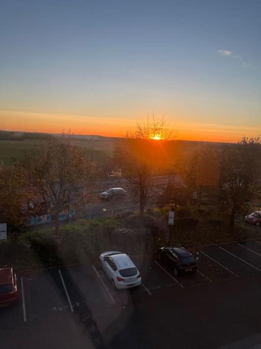 Luxx Apartment & Suites, London Heathrow Airport, Terminal 4, Piccadilly Underground Train Station Nearby! Hillingdon Exterior foto