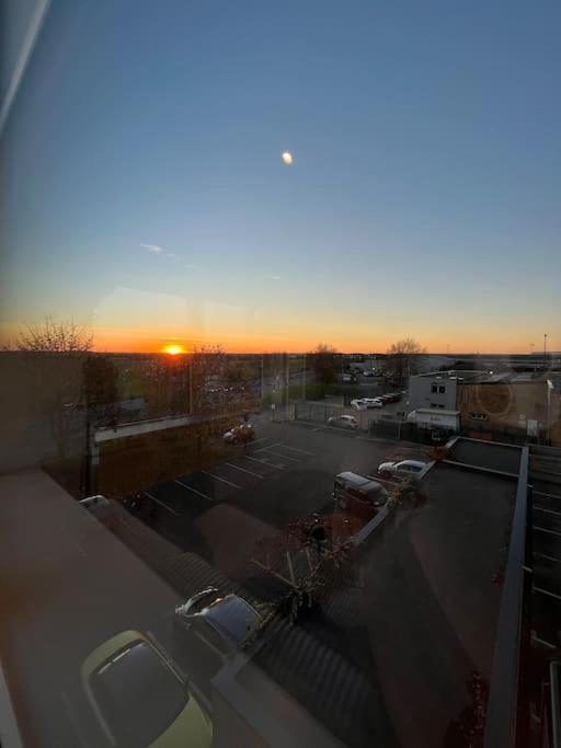 Luxx Apartment & Suites, London Heathrow Airport, Terminal 4, Piccadilly Underground Train Station Nearby! Hillingdon Exterior foto