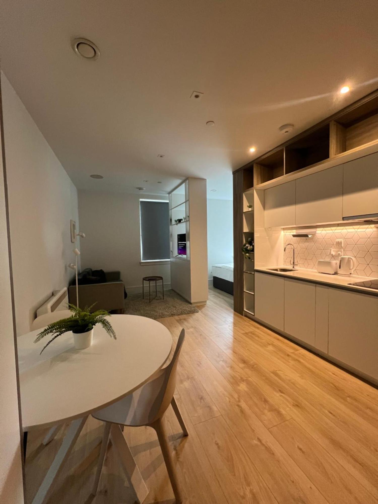Luxx Apartment & Suites, London Heathrow Airport, Terminal 4, Piccadilly Underground Train Station Nearby! Hillingdon Exterior foto